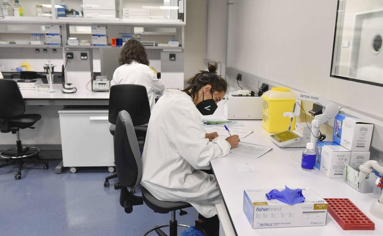 Dos investigadoras trabajando en la empresa Vivebiotech. 