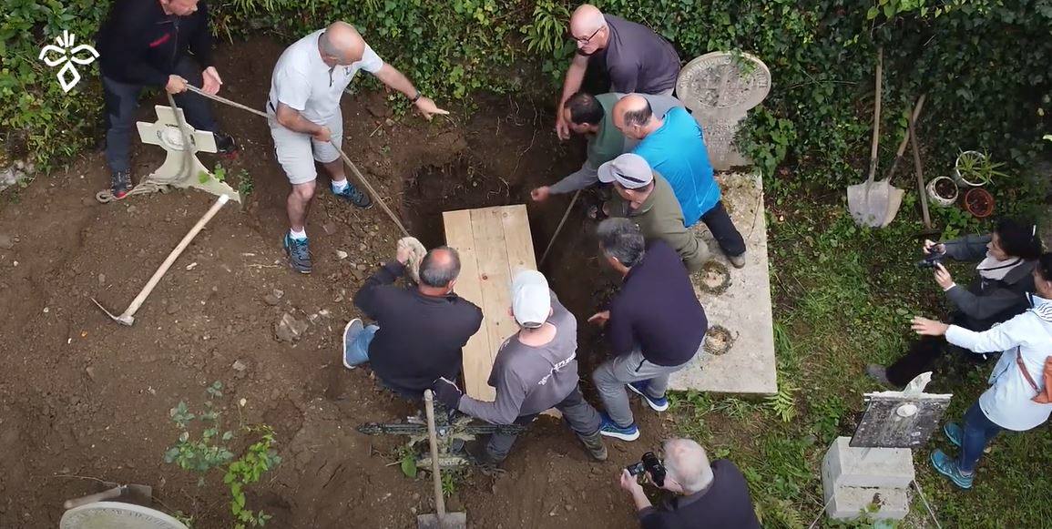 Los restos del gigante de Altzo son enterrados en el cementerio de su localidad.