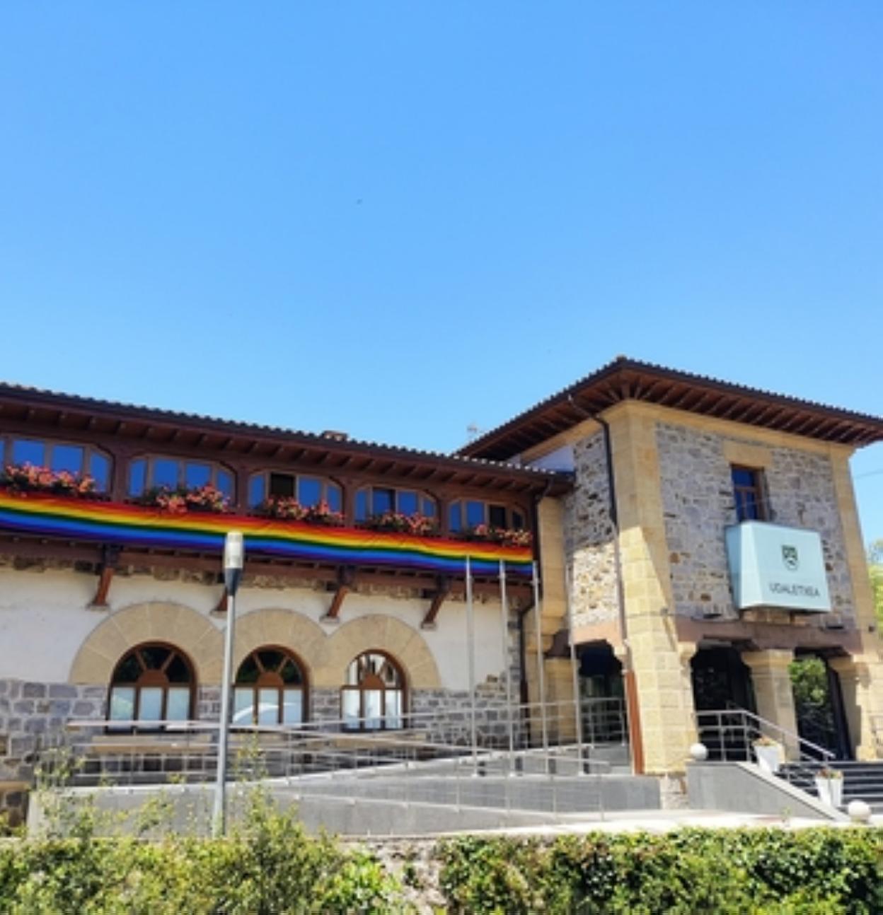 El ayuntamiento con la bandera.