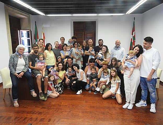 Antes de la lectura del pregón y del lanzamiento del txupinazo, se procedió como en los últimos años a realizar el acto de bienvenida a los niños nacidos el año anterior. 