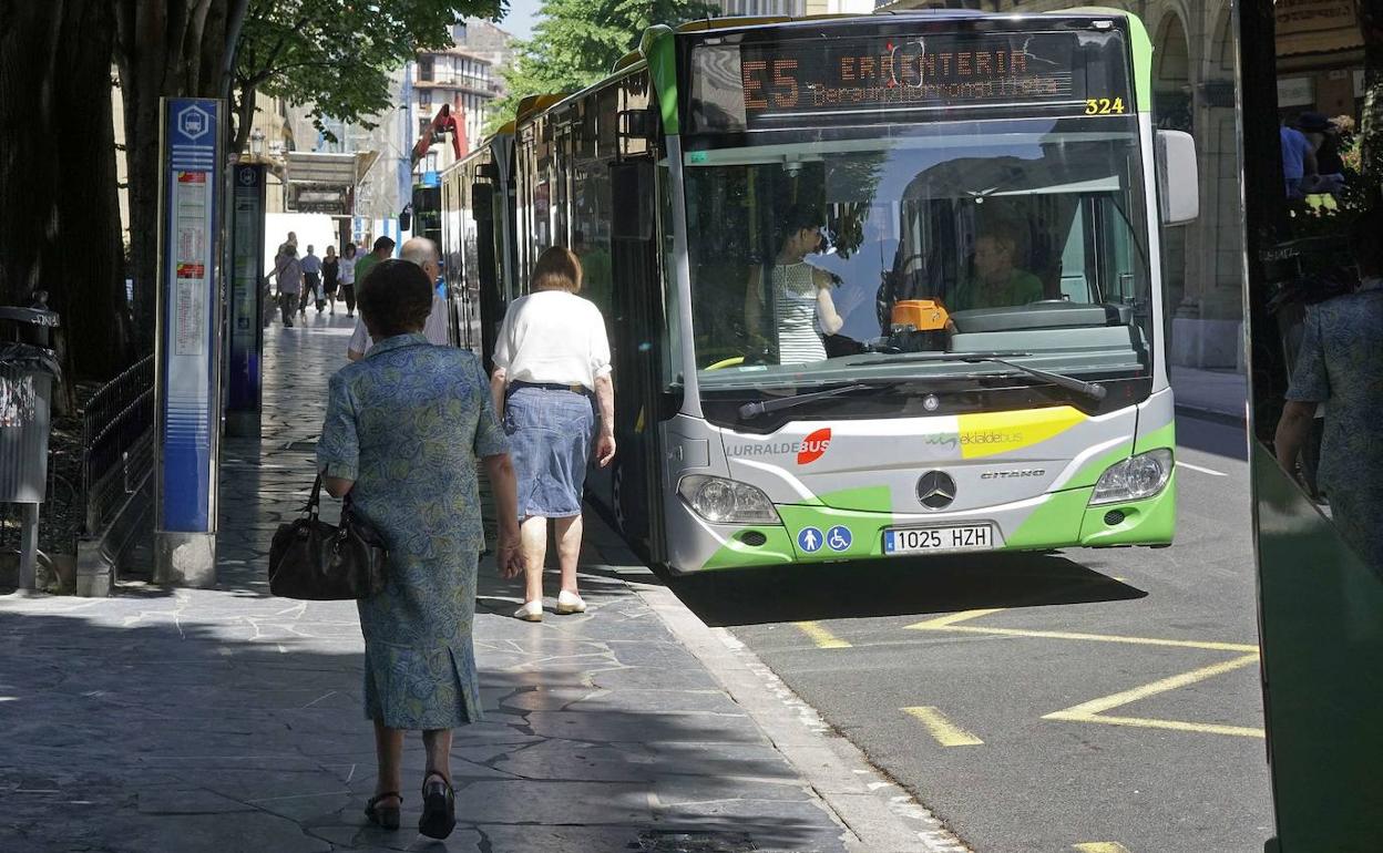Viajeros suben a un autobús de Lurraldebus en la parada de la plaza Gipuzkoa. 