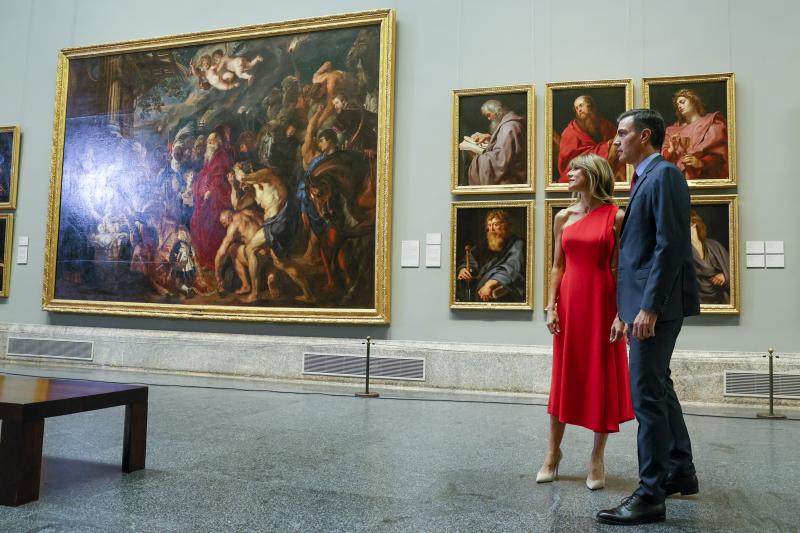 Pedro Sánchez, acompañado por su mujer Begoña Gómez, esperan a los invitados a la cena en el Museo del Prado.