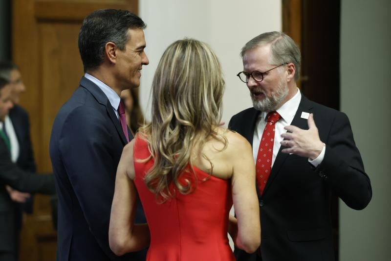 Pedro Sánchez y Begoña Gómez, conversan con el primer ministro de la República Checa, Petr Fiala.