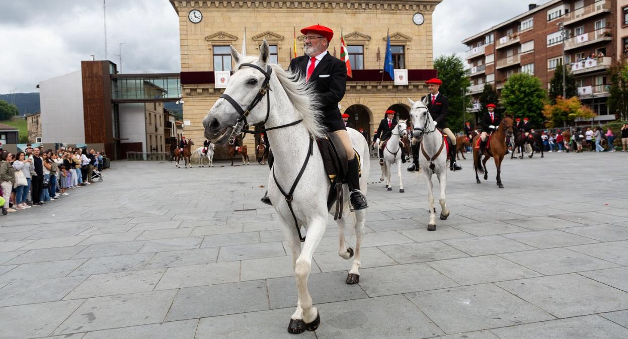 El general del Alarde tradicional, Paco Carrillo, en el comienzo de la Revista, en la plaza de San Juan. 