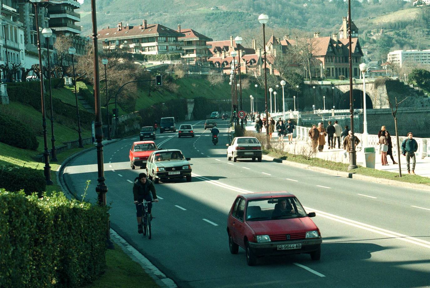 Imagen principal - Hasta que se hizo el primer bidegorri de La Concha había 4 carriles para la circulación. Después se perdió uno, en sentido al Antiguo, para dárselo al carril bici. 