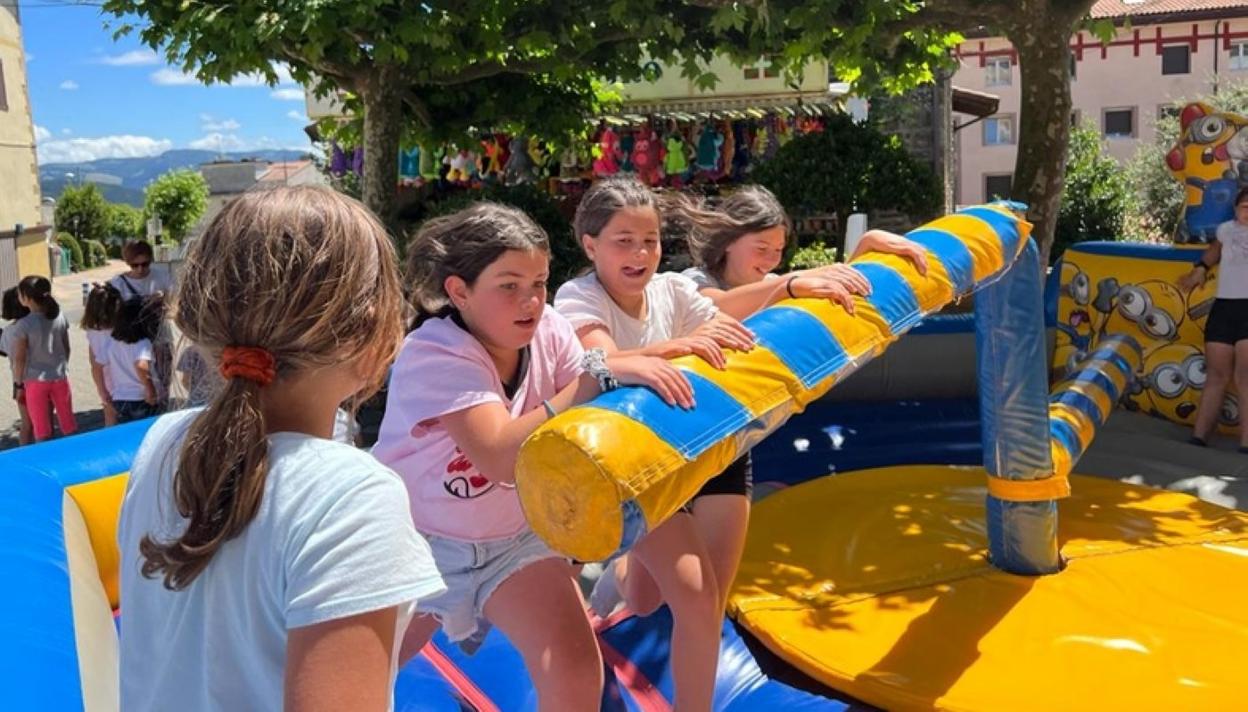 El deporte rural, con los parques infantiles y los encuentros de los jubilados marcaron una jornada que se despidió con la gran romería de Gozategi. 