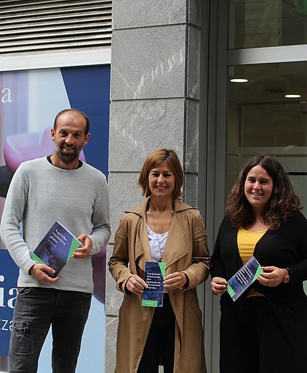 La alcaldesa Nagore Alkorta flanqueada por Josu Labaka y Ainara Larrañaga frente a la Oficina de Vivienda.