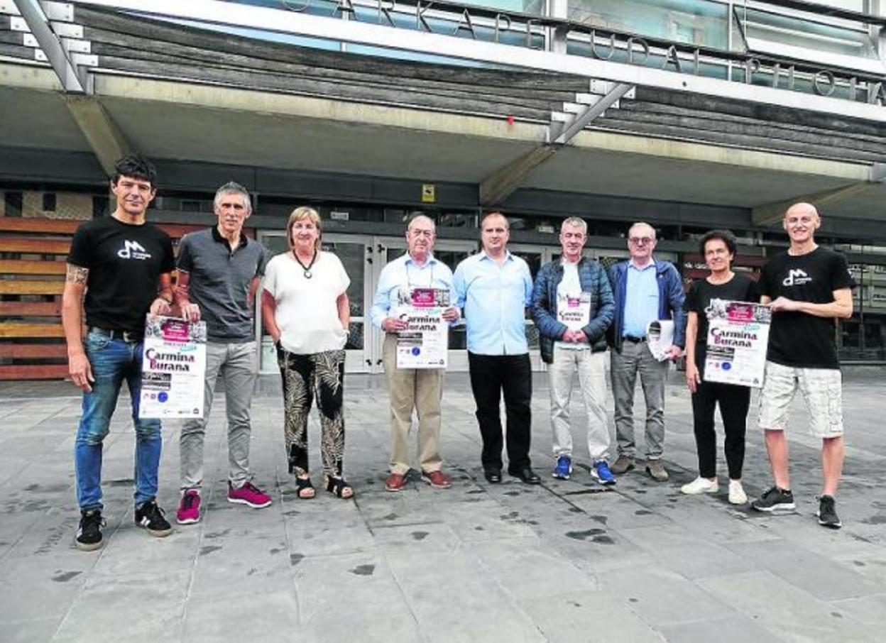 Presentación del concierto que tendrá lugar esta noche en el frontón de Uarkape. 