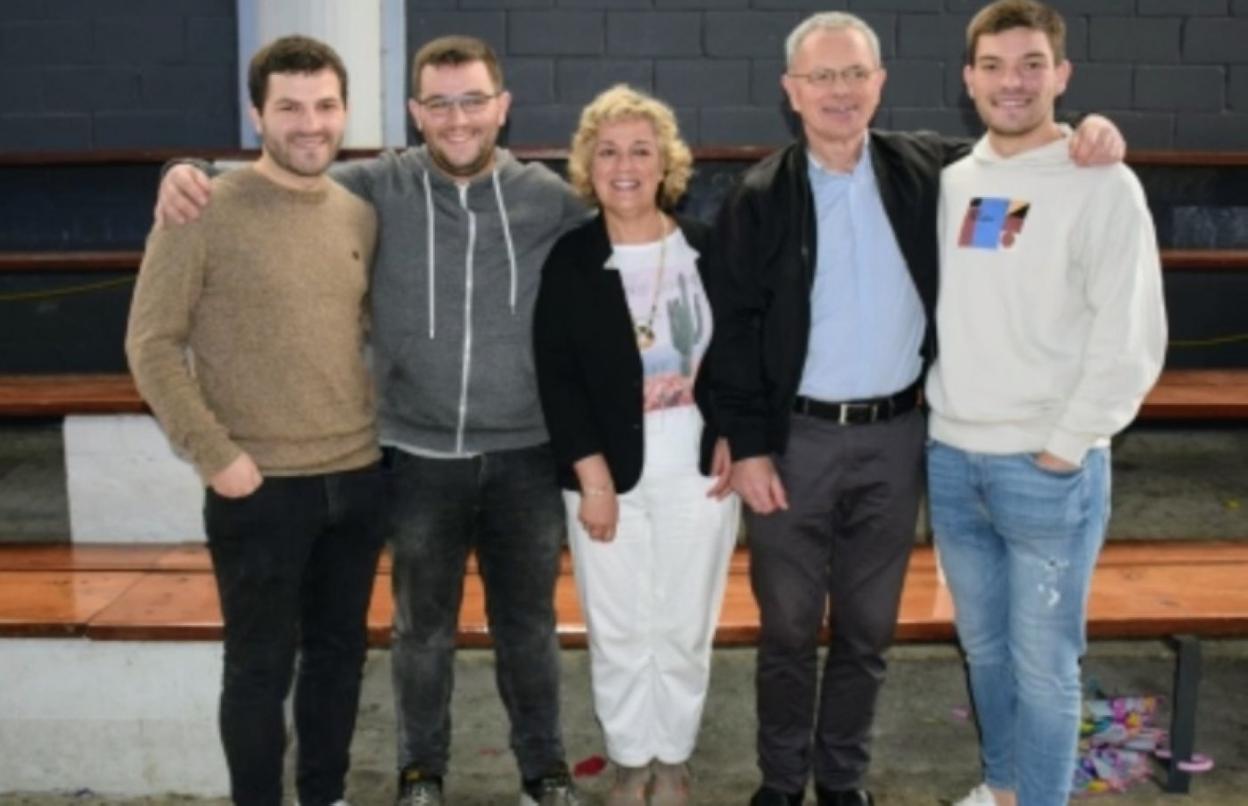 Ane Miren Aizpuru, bere senar eta semeekin. 