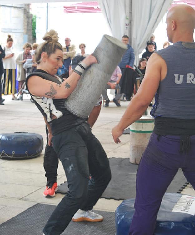 Trkitixa eskolak eta panderoak kontzertu berezia eskaini zuten, plazan. Ondoan, Lierni Osa eta Lur Errekondo harri-jasotze erakustaldian.