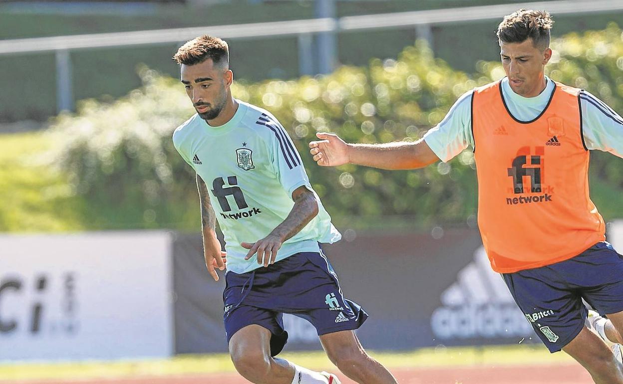 Brais Méndez protege el balón ante Rodri, en un entrenamiento de la selección española en las Rozas.