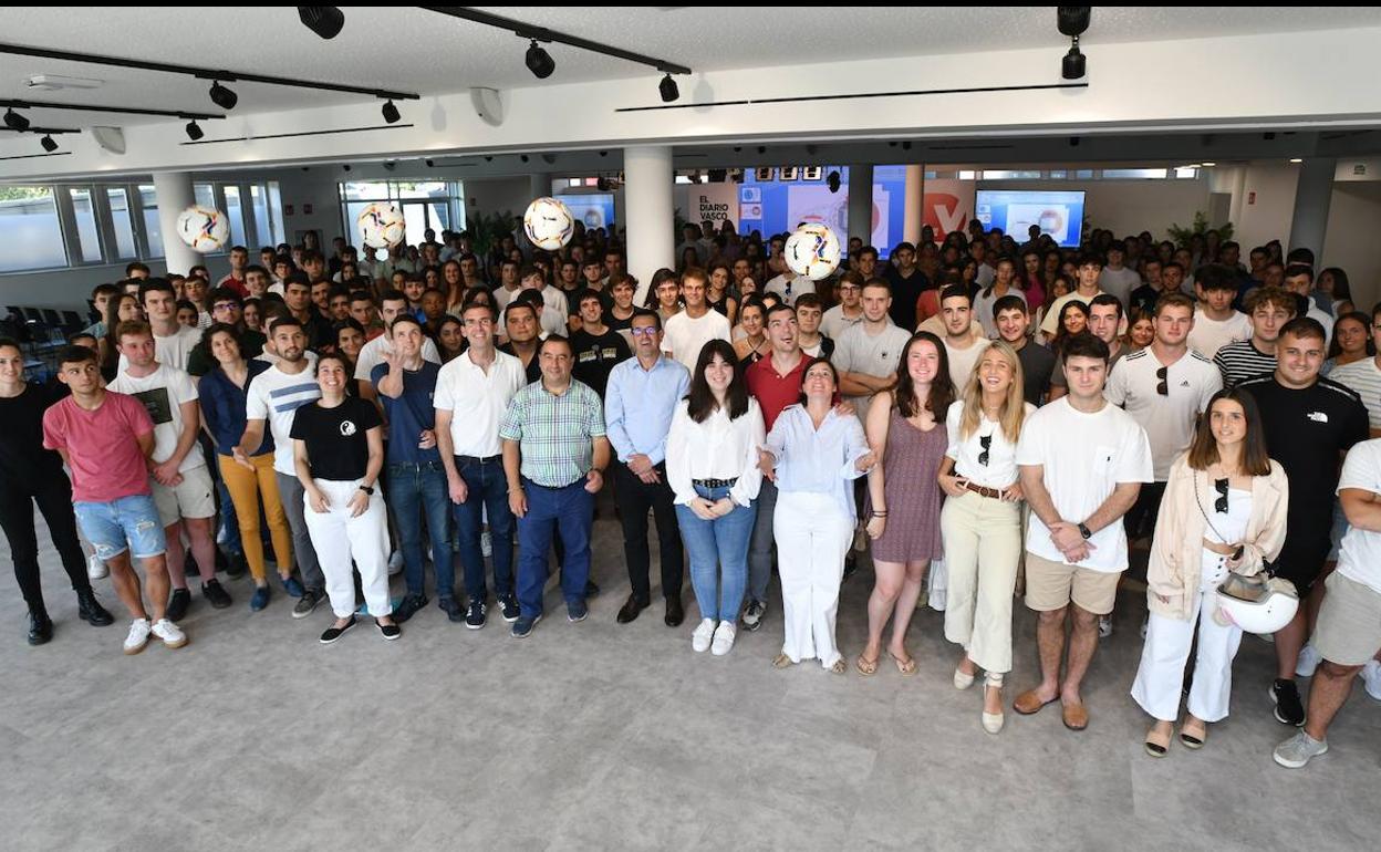 Guías y voluntarios de Donosti Cup en una de las sesiones preparatorioas que han realizado en DV Gunea.