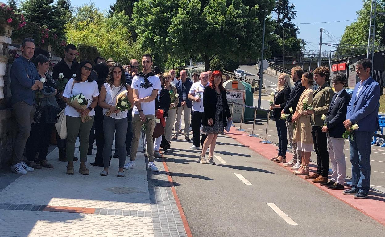 La viuda de Josu Leonet, Ana Tadeo, y su hija Naroa, junto a otros familiares, en el homenaje de hoy en el barrio donostiarra de Martutene. 