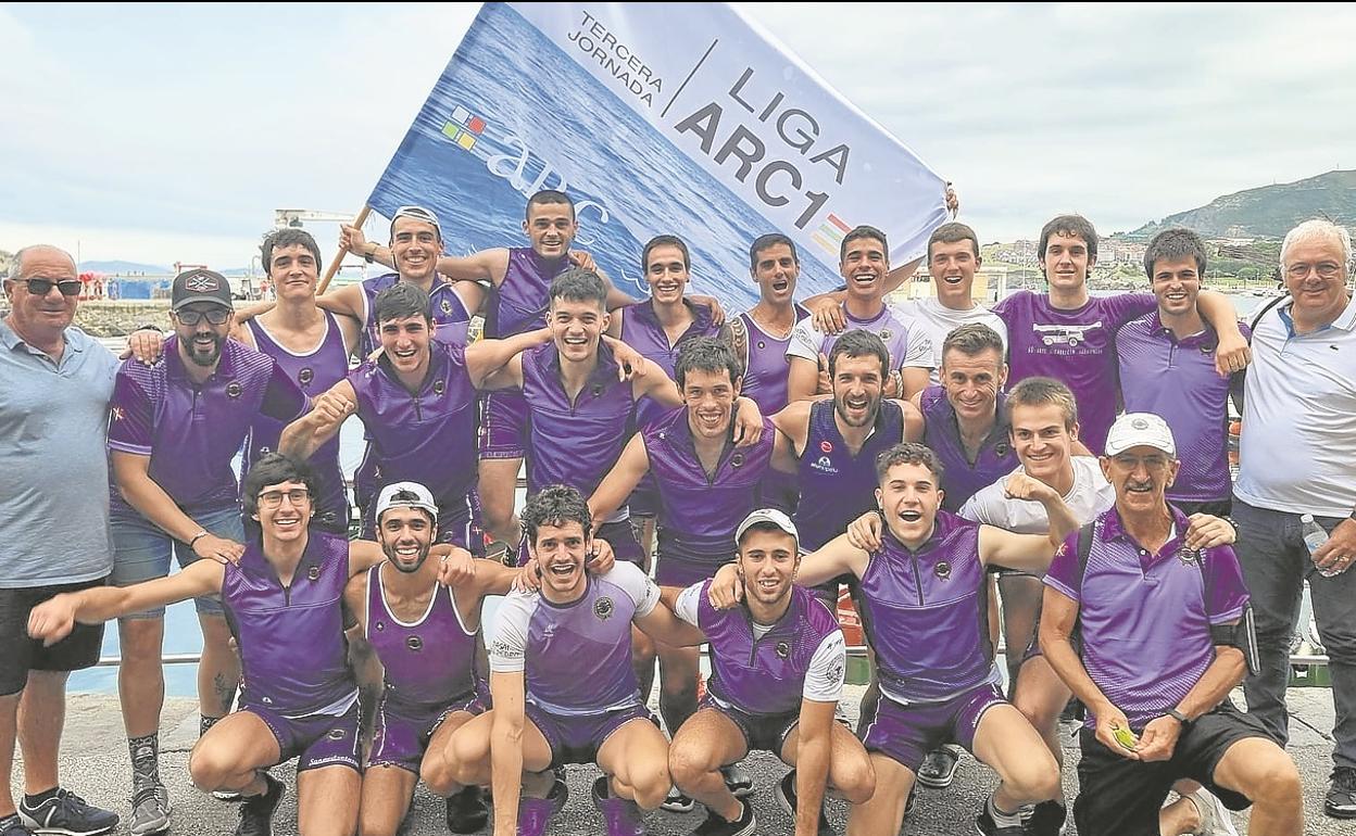 Los remeros de la Libia posan felices con su primera bandera de la temporada tras ganar en aguas de Castro.. 