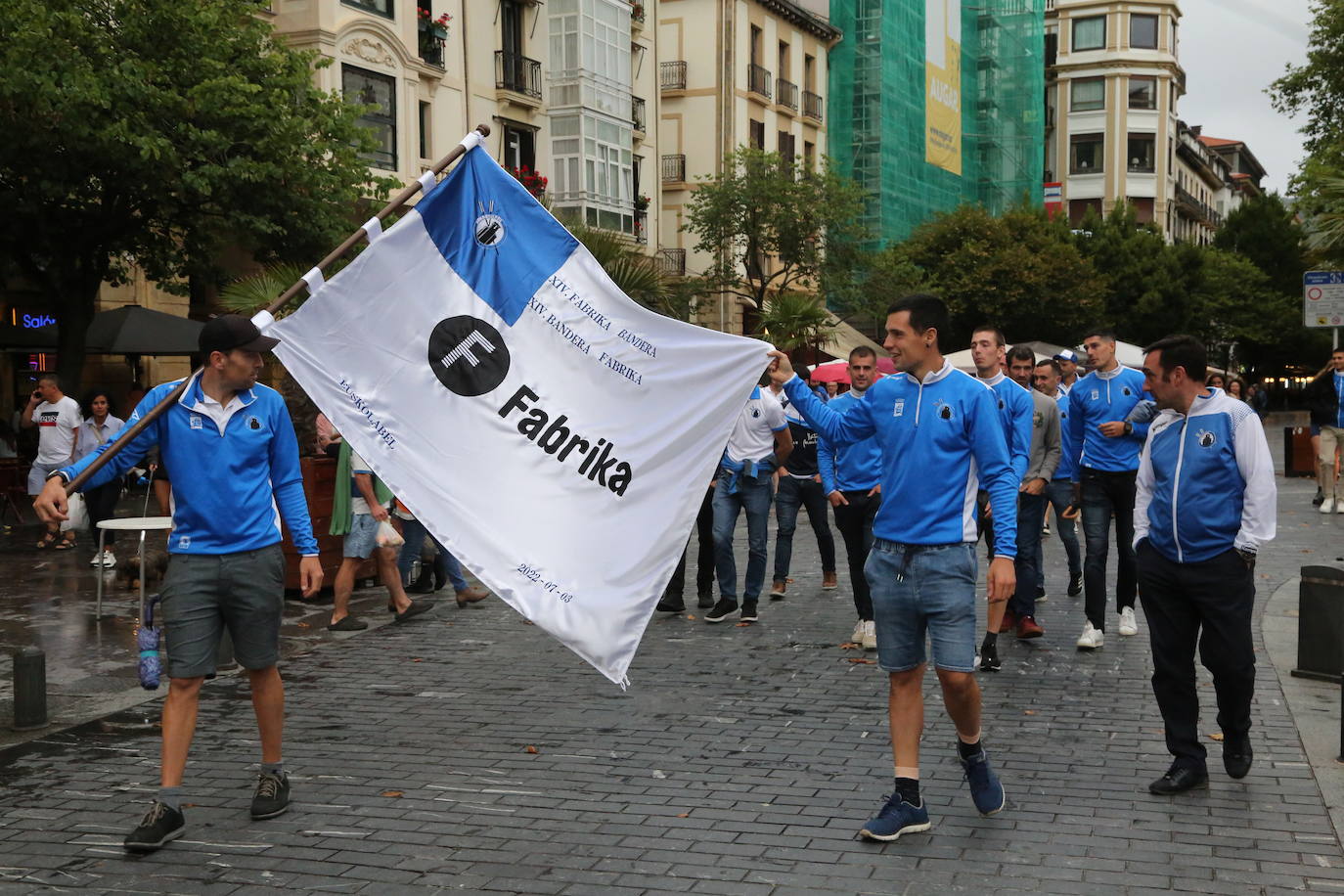 Fotos: Donostiarra no deja escapar su bandera