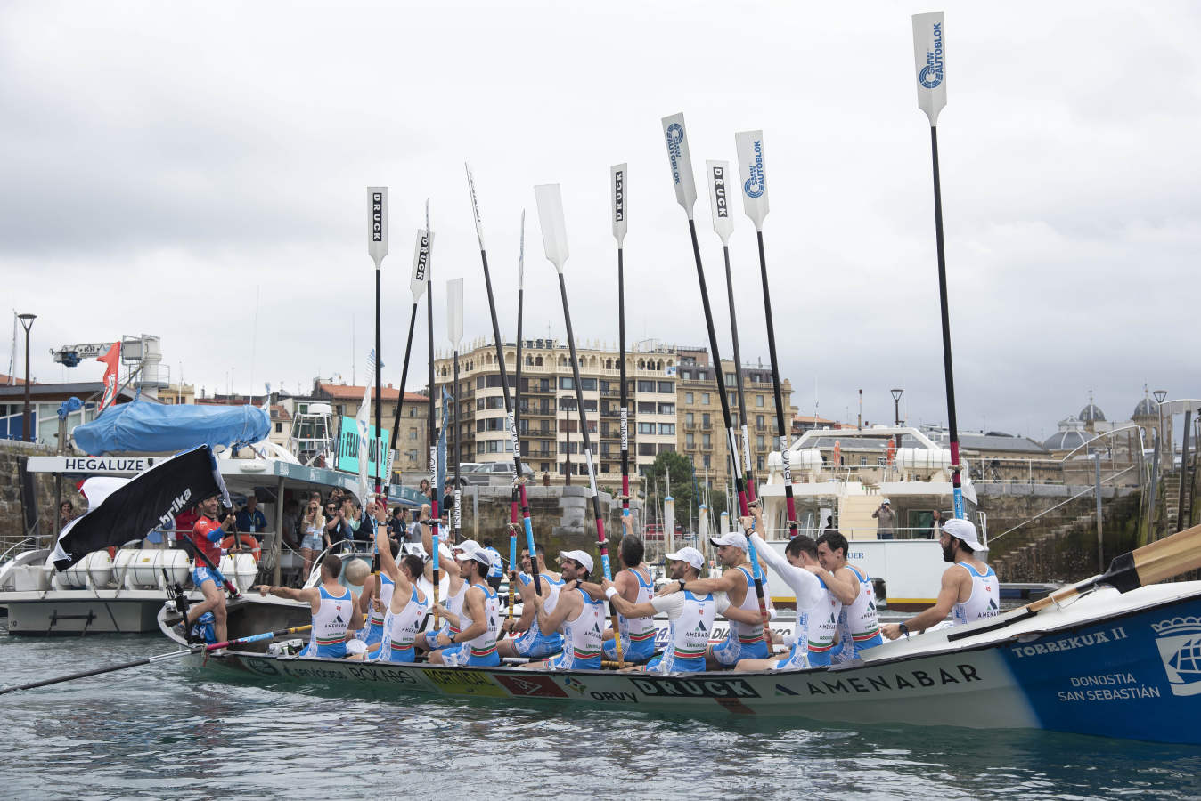 Fotos: Donostiarra no deja escapar su bandera