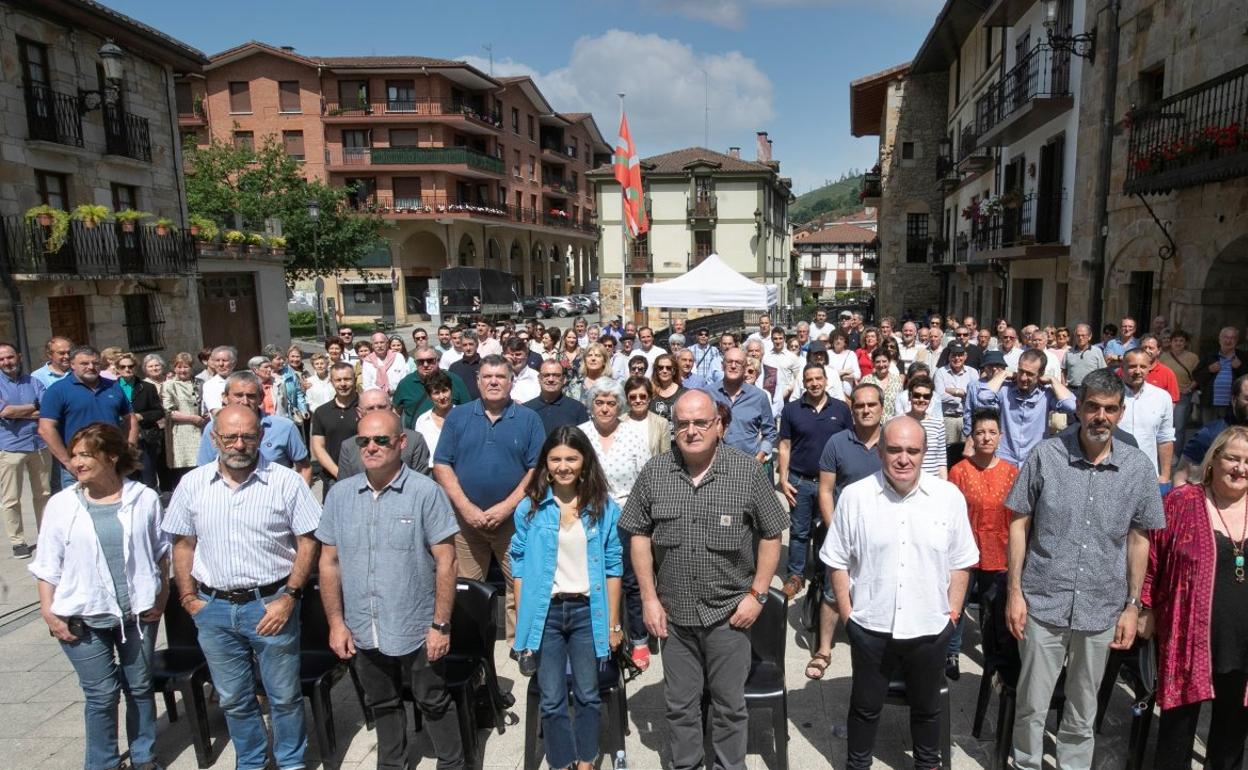 Joseba Egibar y una amplia representación del PNV de Gipuzkoa, durante un reciente mitin en Antzuola. 
