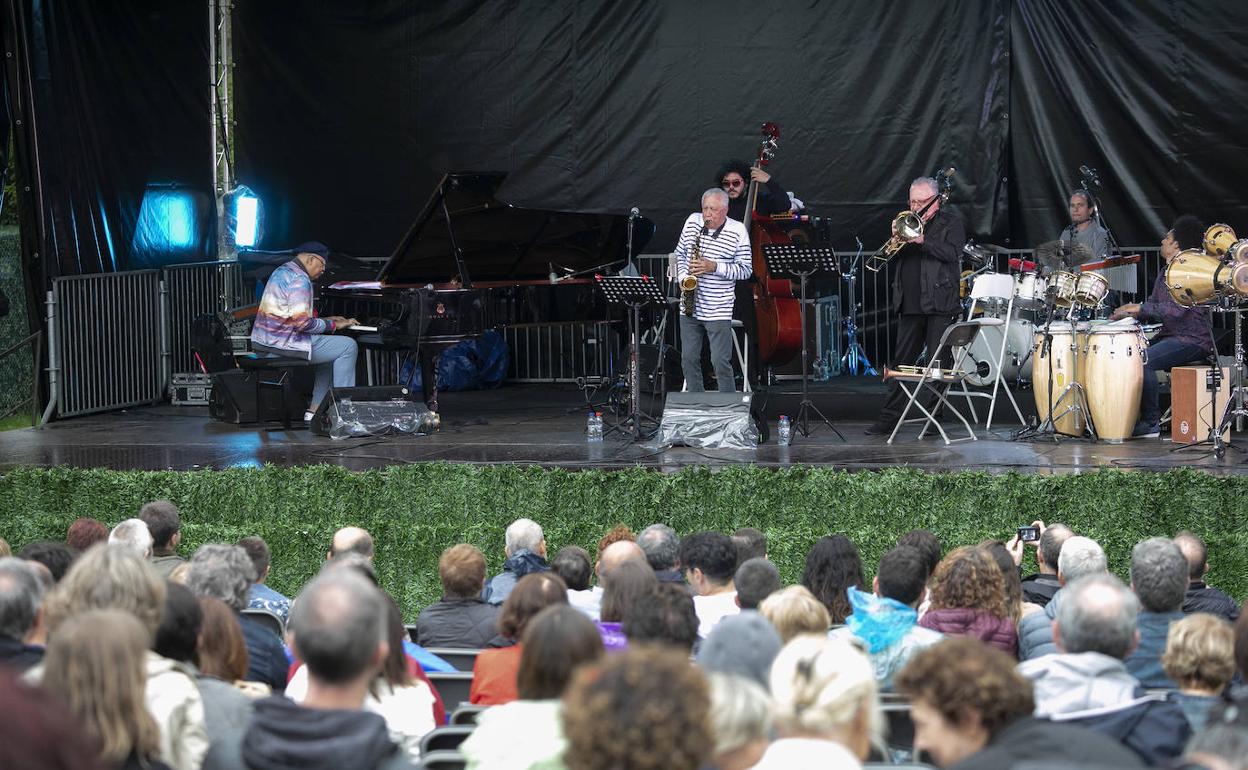 Alrededor de 370 espectadores, ataviados con chubasquero y paraguas, acudieron a los jardines de Chillida Leku a pesar de la lluvia.