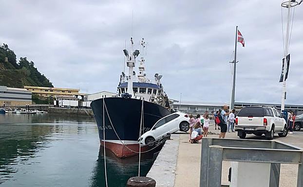 A punto de caer al agua con su coche en el puerto de Getaria