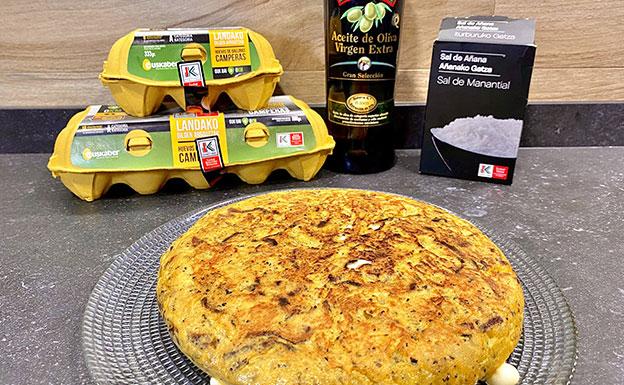 Receta de tortilla de patatas trufada y rellena