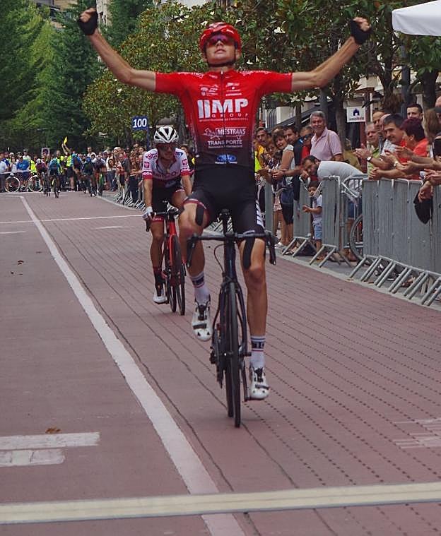 Ivanov Viacheslav (MPGroup) entra en meta, tras él, José Marín.