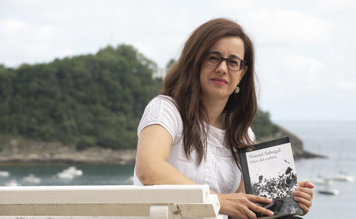 Noemí Sabugal, que interviene hoy en los Cursos de Verano de Donostia, recupera en 'Hijos del carbón' la memoria de las cuencas mineras. 