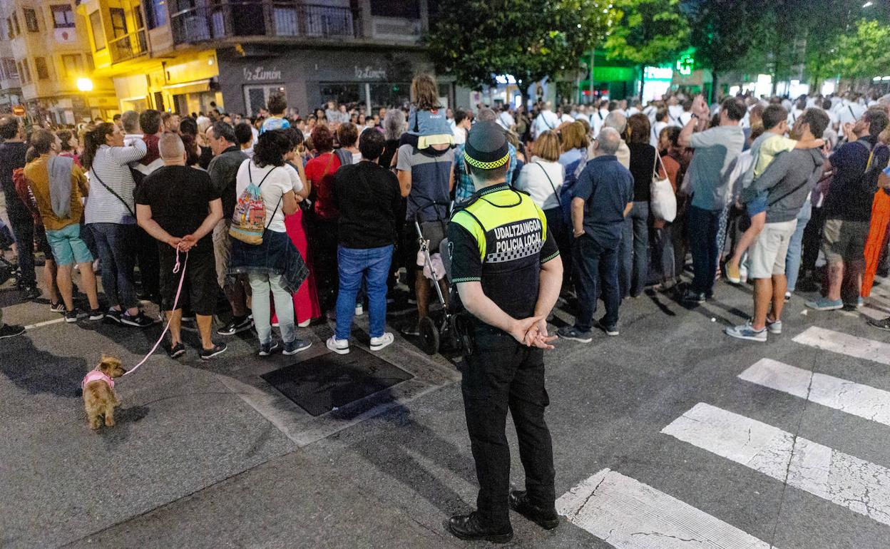 Un agente municipal vigila el desarrollo de uno de los actos populares de Sanmarciales. 