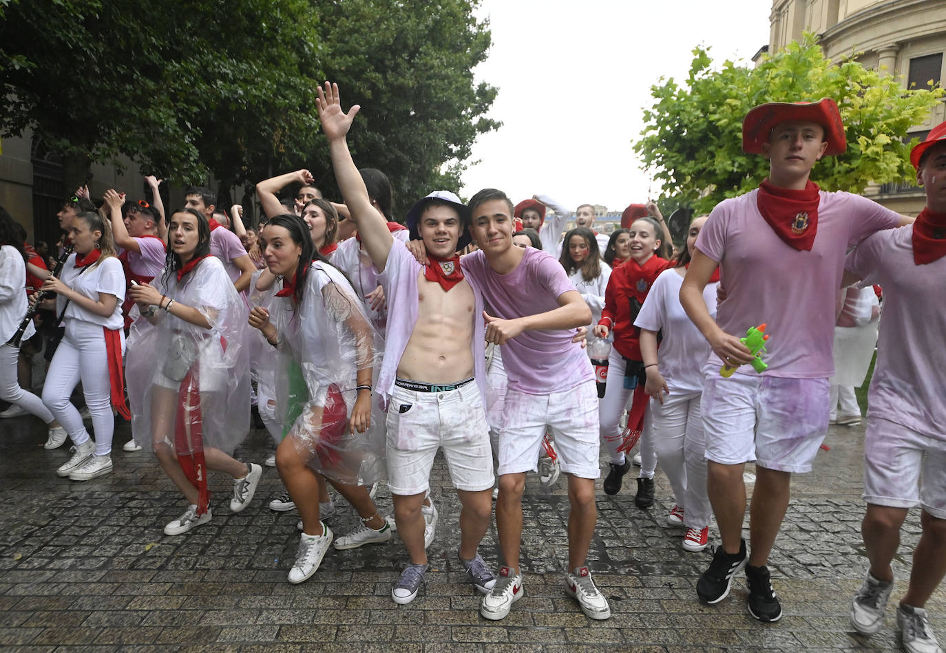 Fotos: Empapados en la fiesta de siempre