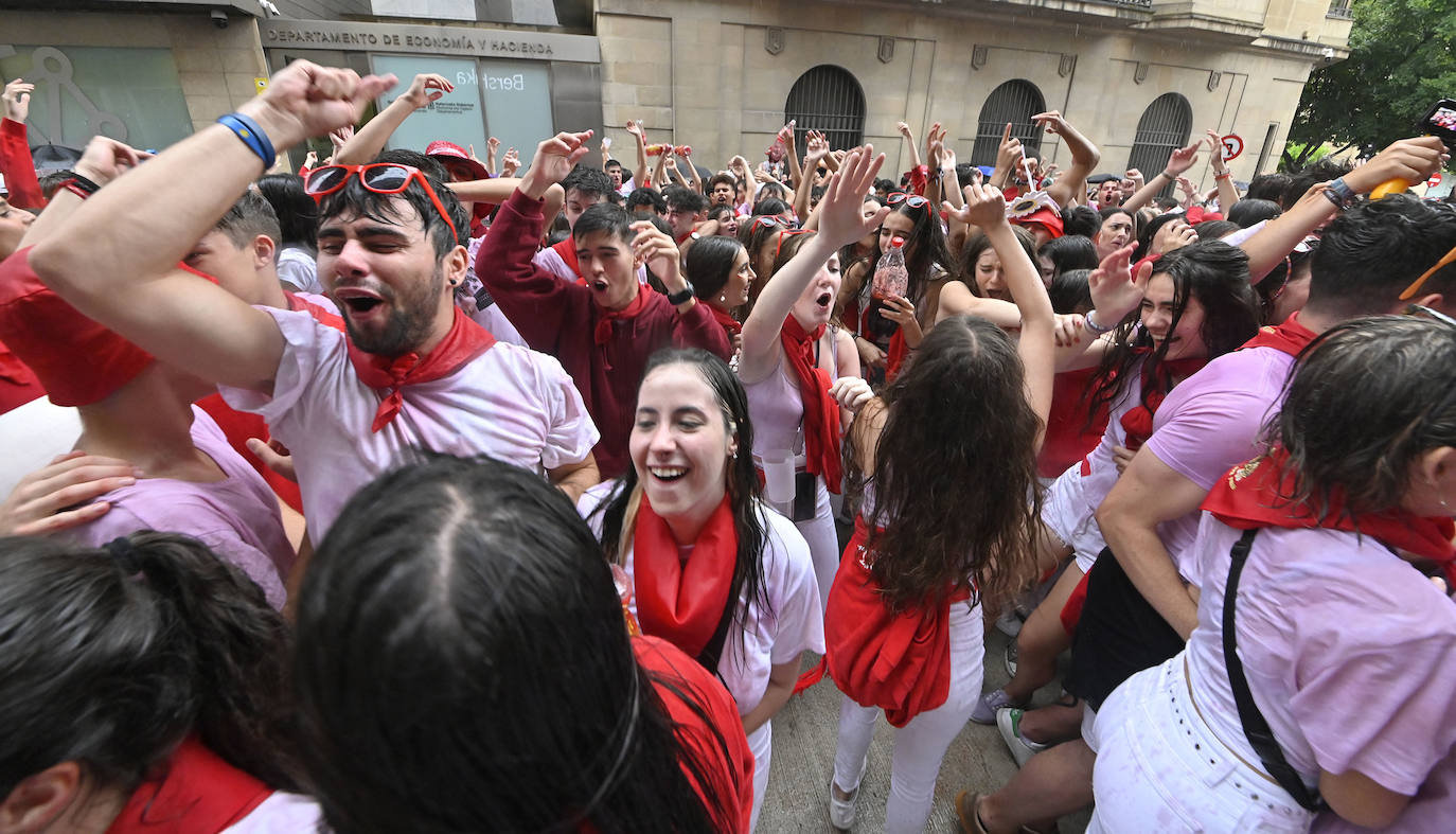Fotos: Empapados en la fiesta de siempre