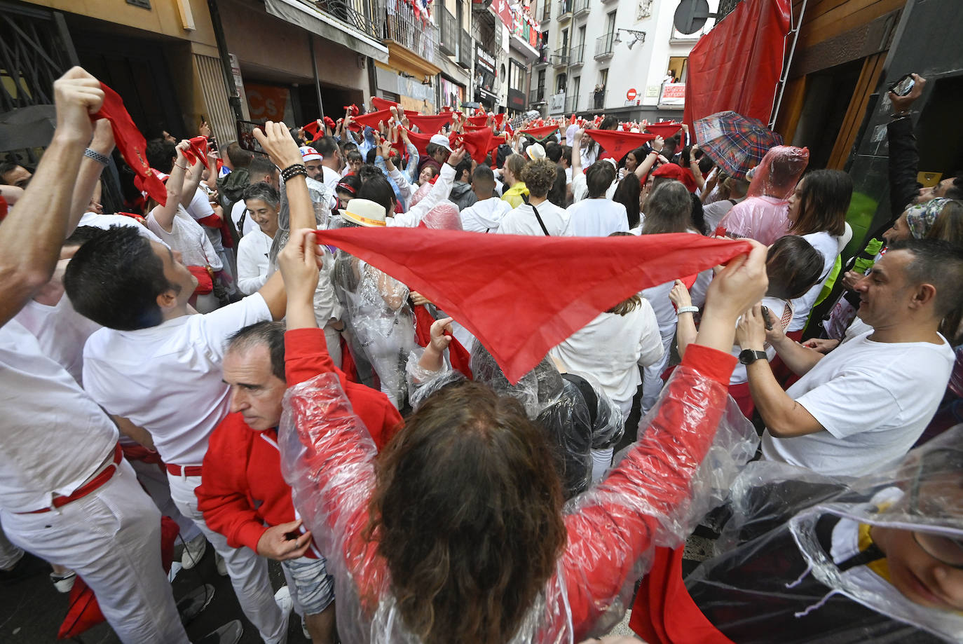 Fotos: Empapados en la fiesta de siempre