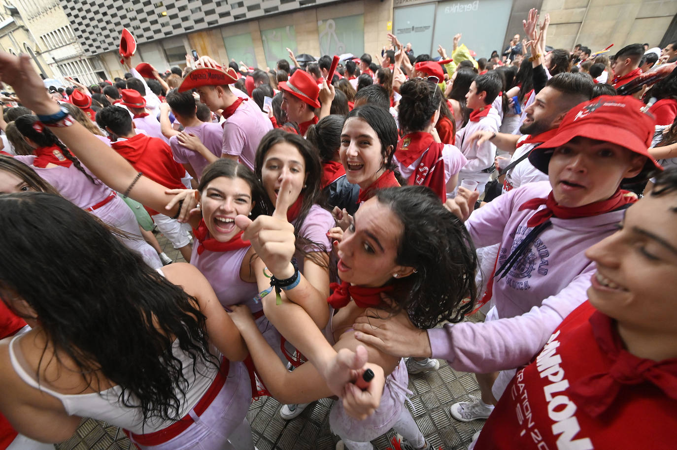Fotos: Empapados en la fiesta de siempre