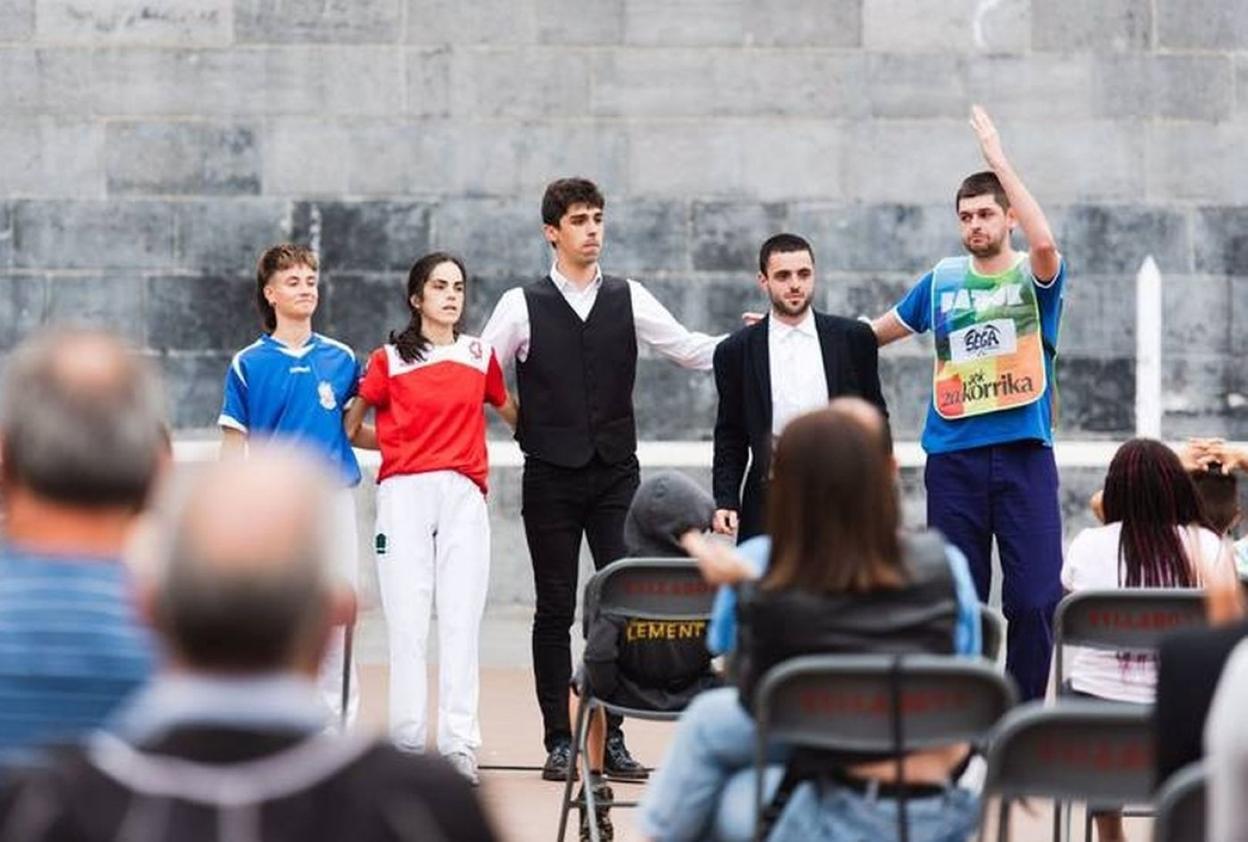22 tantos y 22 preguntas y respuestas son el eje de la obra de teatro 'Frontona' que hoy llega a Oñati. 