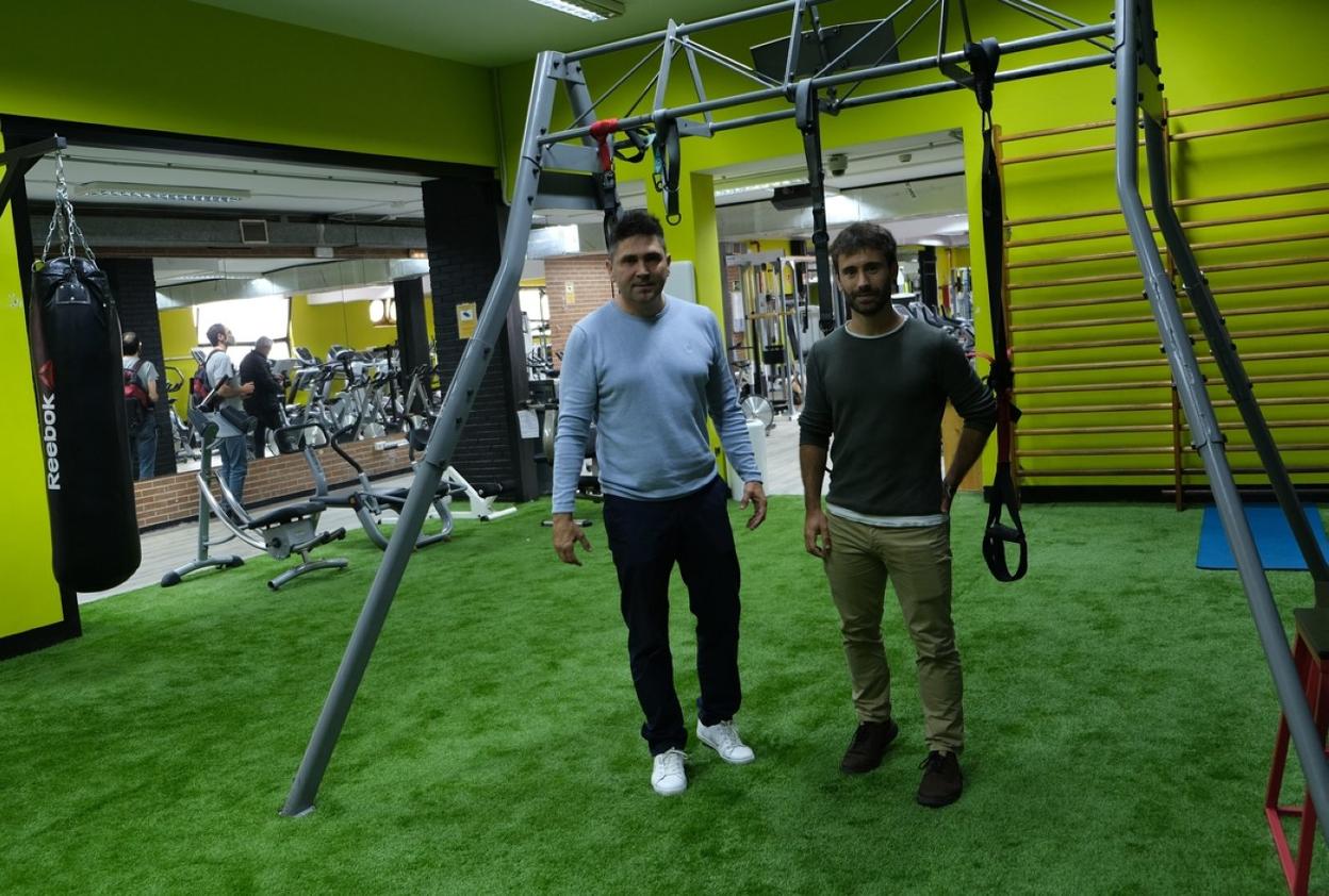 Mikel Serrano y Joseba Angulo en la zona del gimnasio con hierba artificial reciclada.