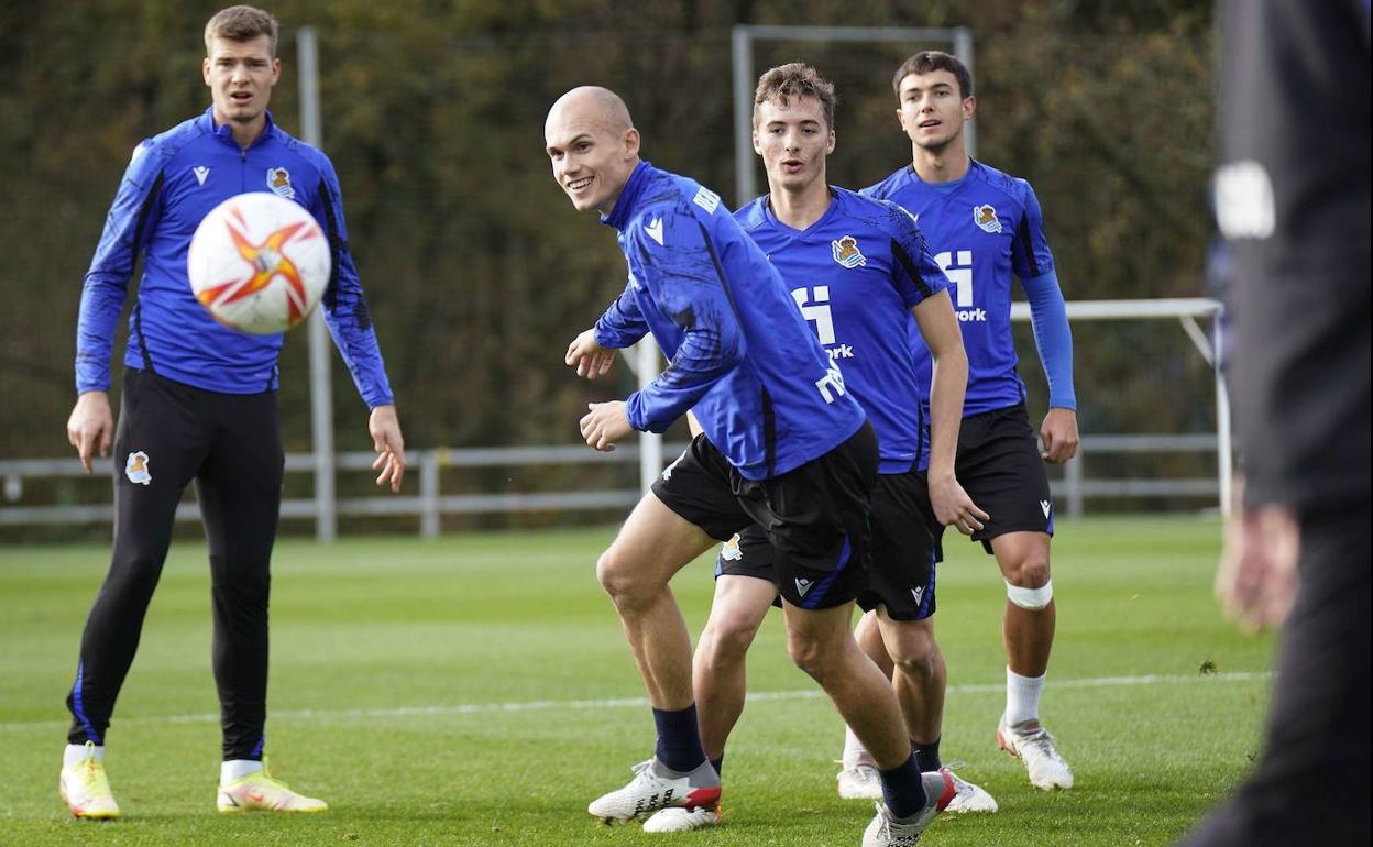 Jon Guridi golpea el balón durante un entrenamiento. 