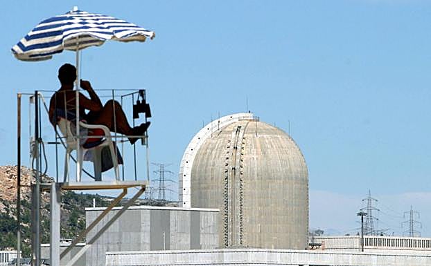Un socorrista vigila la playa próxima a la central nuclear de Vandellós II en Tarragona.