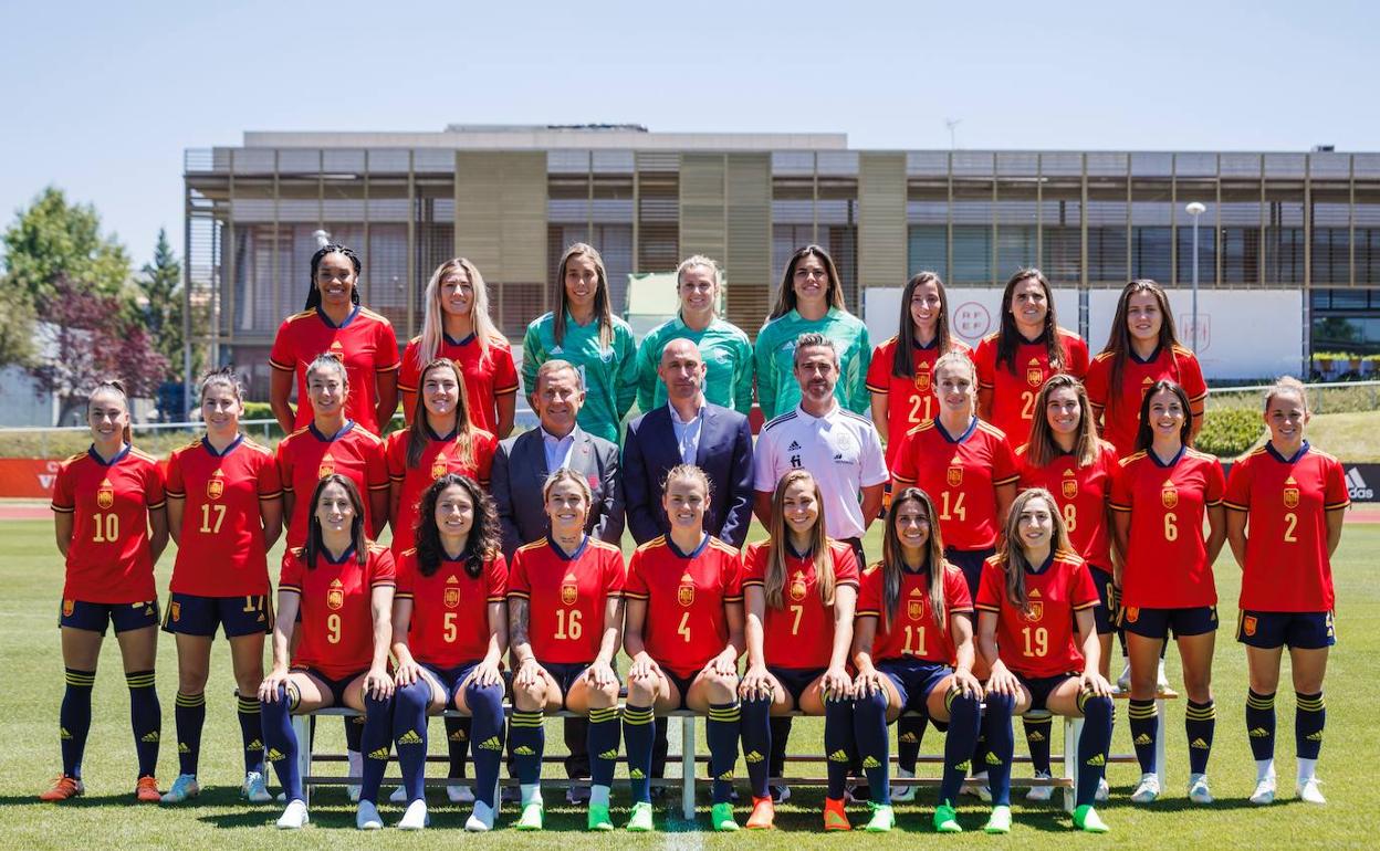 Las 23 jugadoras de la selección posan con Rafael del Amo, Luis Rubiales y Jorge Vilda, el seleccionador, en las instalaciones de Las Rozas. 