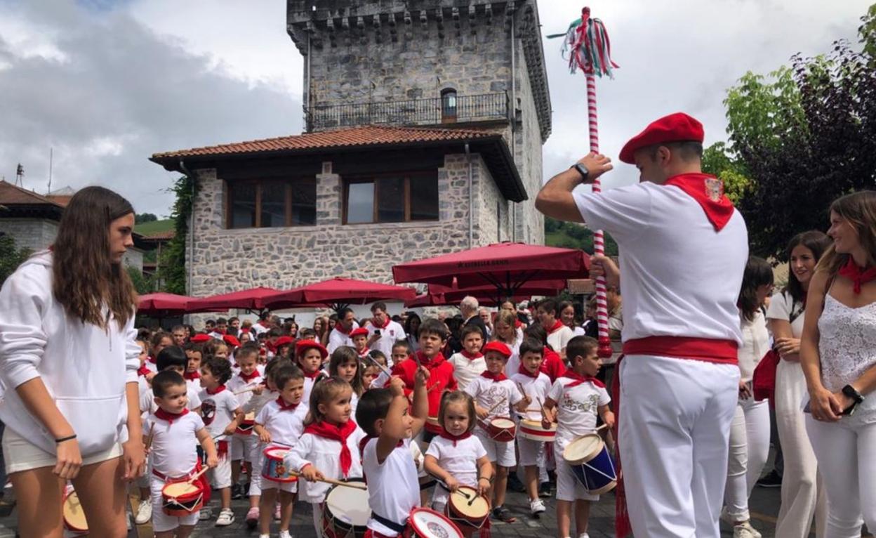 Tamborrada infantil de la kalejira del inicio de fiestas. 