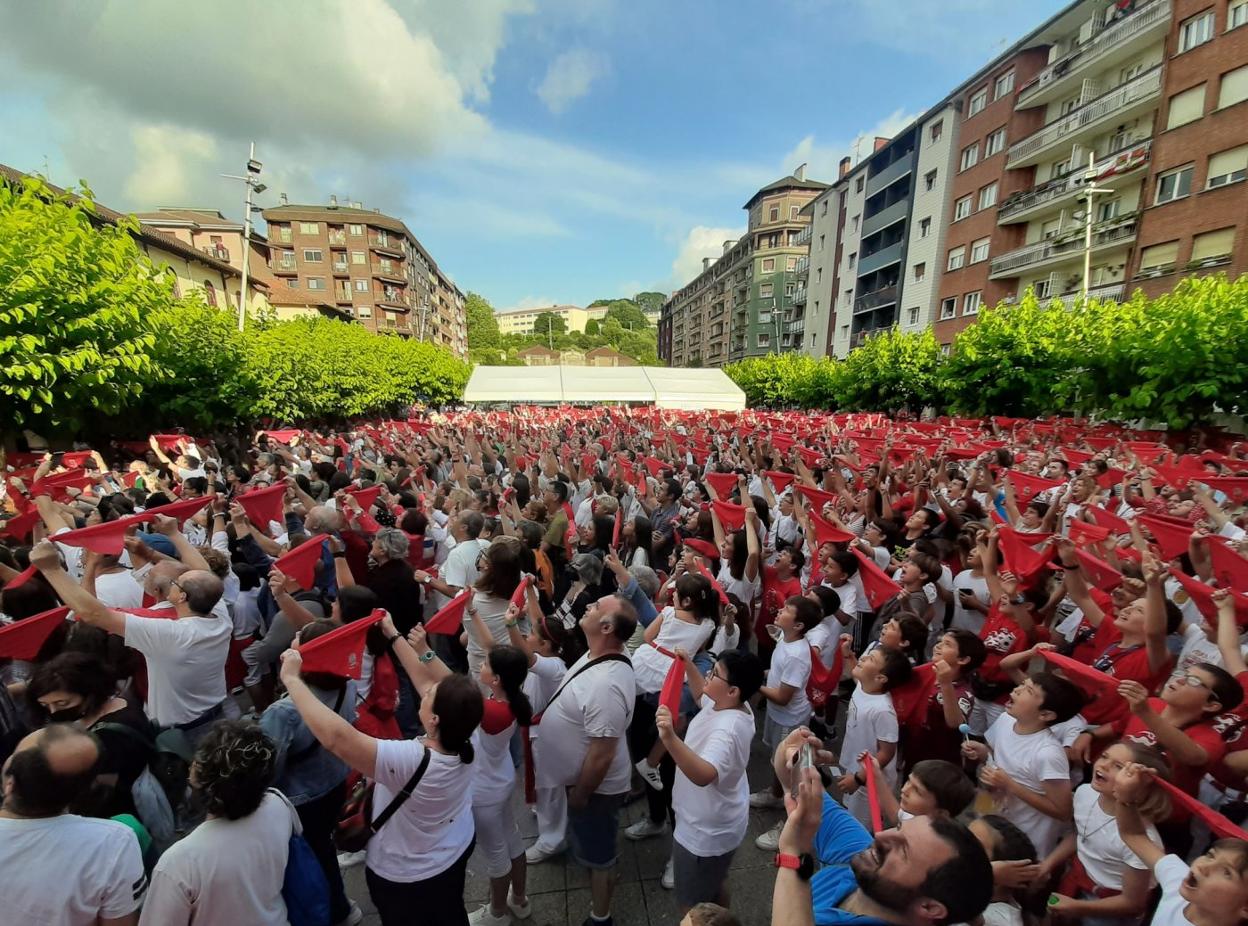 La Alameda convertida en un mar de pañuelos rojos. 