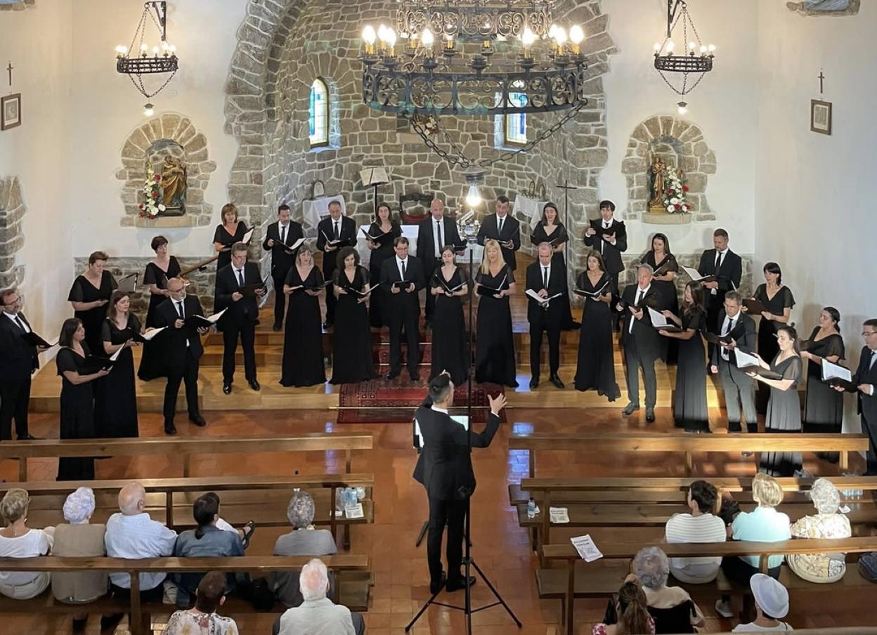 El repertorio que interpretarán en Bandol pudo escucharse el sábado en la ermita de San Pedro de Zubillaga. 