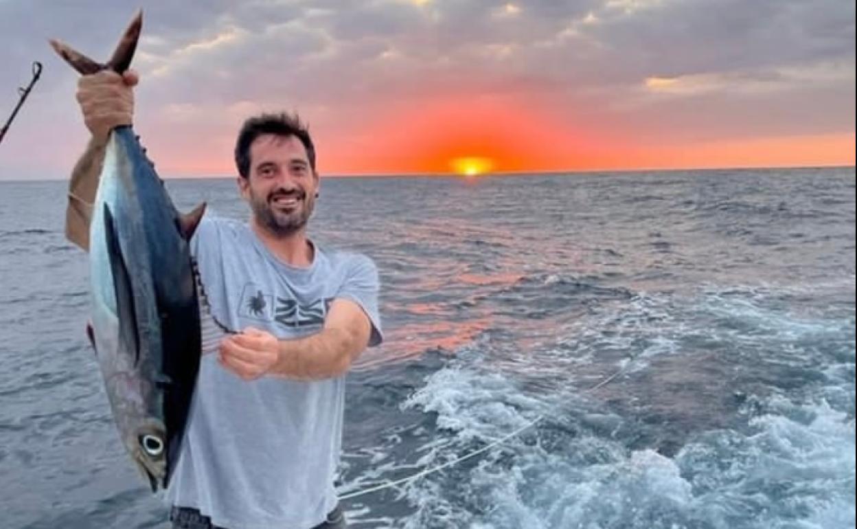 Joseba Arguiñano posa orgulloso con «el primer bonito de la temporada»