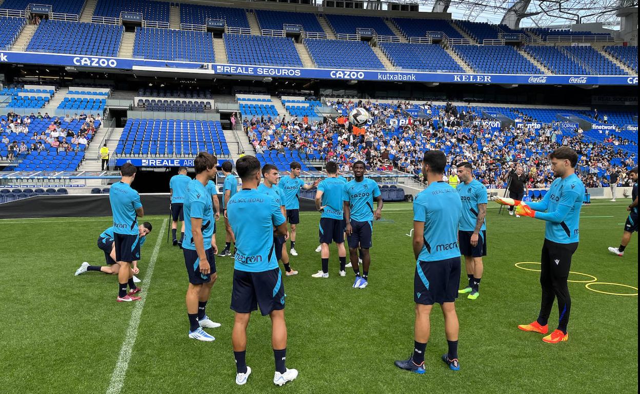 Los jugadores de la Real Sociedad han recibido el calor de la afición en el Reale Arena
