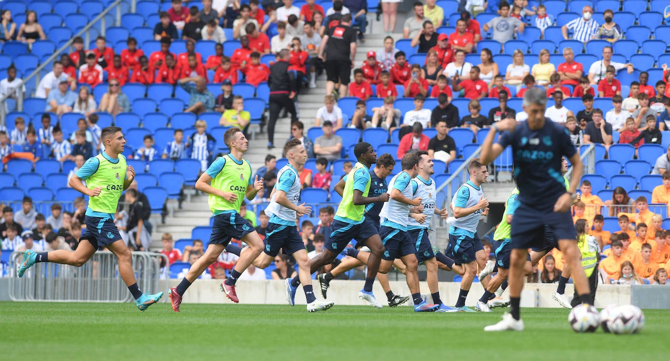 Fotos: Así ha sido el primer entrenamiento de La Real Sociedad en el Reale Arena