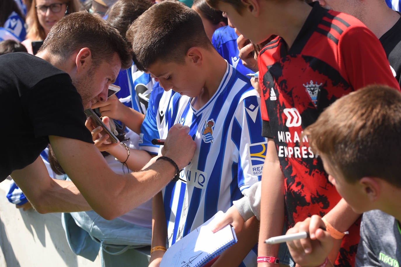 Fotos: Así ha sido el primer entrenamiento de La Real Sociedad en el Reale Arena