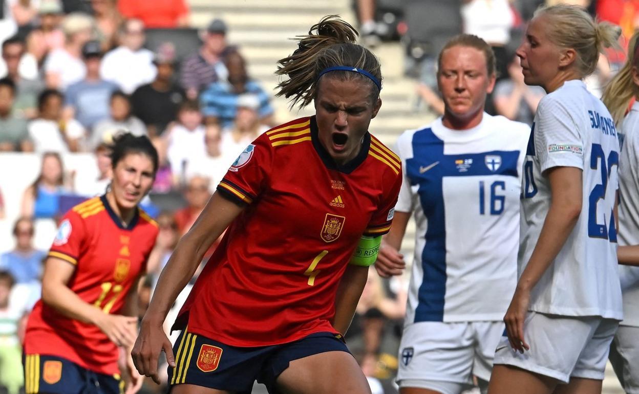 Irene Paredes celebra el primer gol de la selección en la Eurocopa. 
