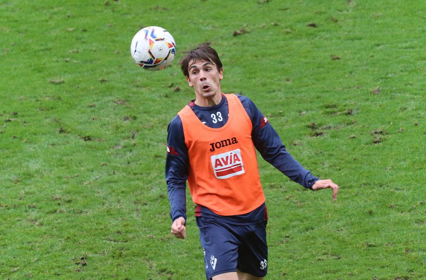 Miguel Atienza en uno de los entrenamiento de la SD Eibar. 