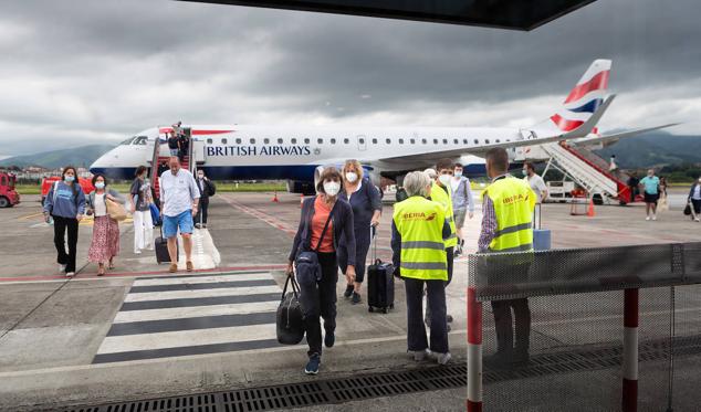 El primer vuelo de la aerolínea British Airaways ha llegado este viernes a Hondarribia.