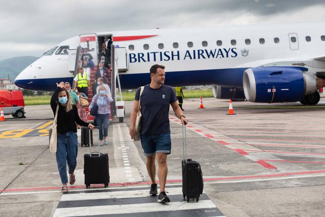 El primer vuelo de la aerolínea British Airaways ha llegado este viernes a Hondarribia.