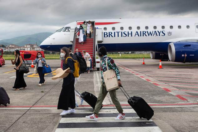 El primer vuelo de la aerolínea British Airaways ha llegado este viernes a Hondarribia.