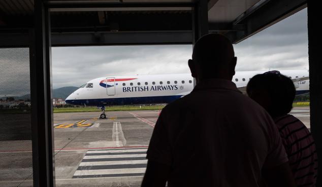El primer vuelo de la aerolínea British Airaways ha llegado este viernes a Hondarribia.