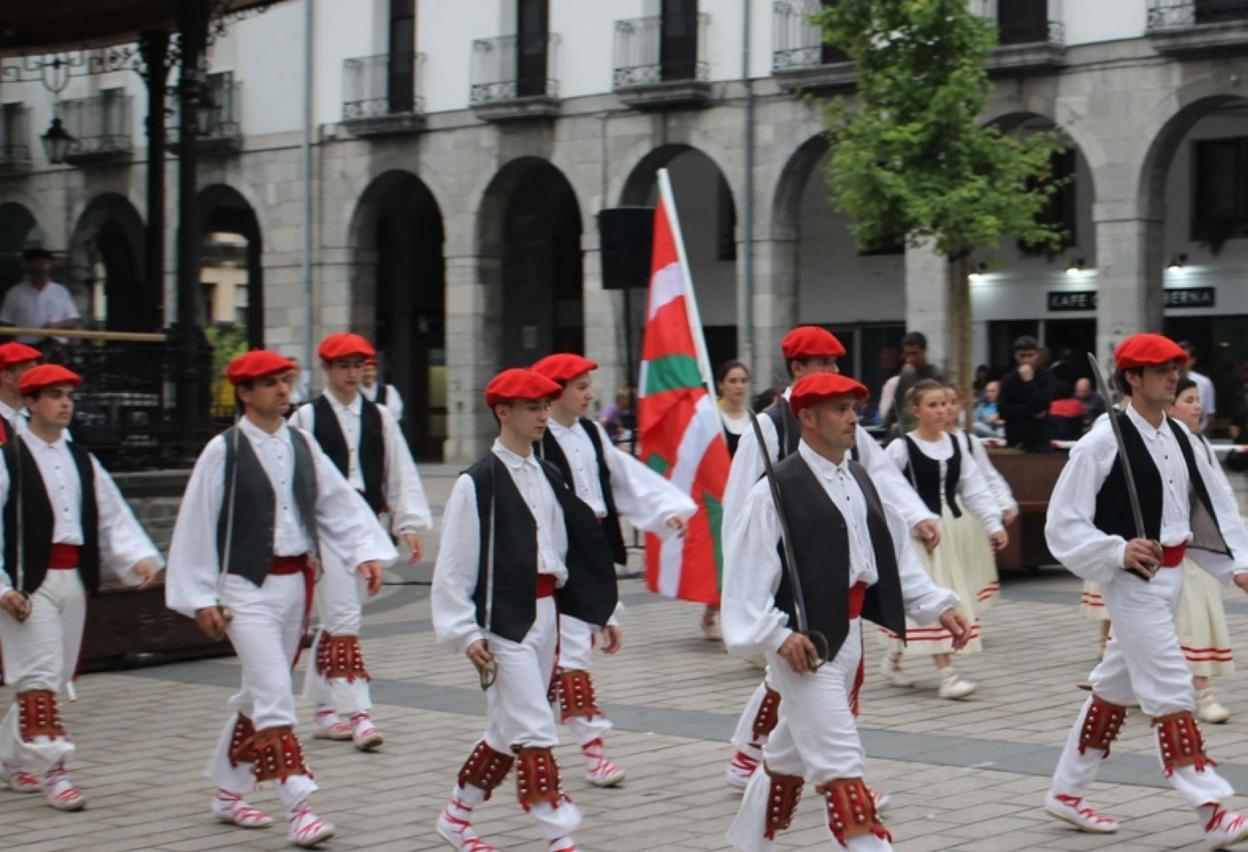 Azkoitiako dantza taldekoak aurreko saio batean. 